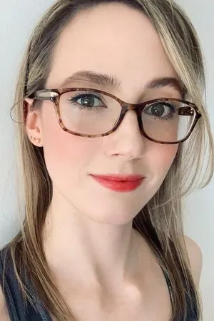 Heidi White (en congé parental)